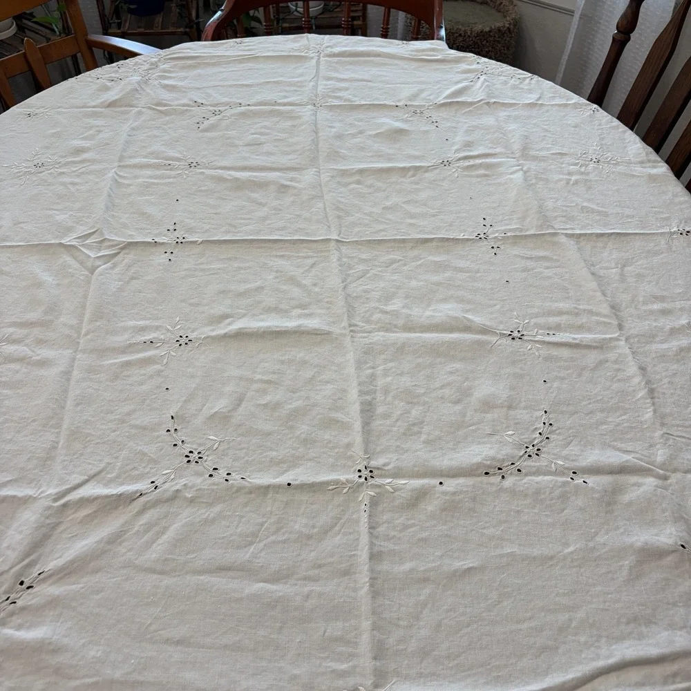 Vintage Madeira Cutwork Linen Tablecloth Floral Urn Scalloped Edge